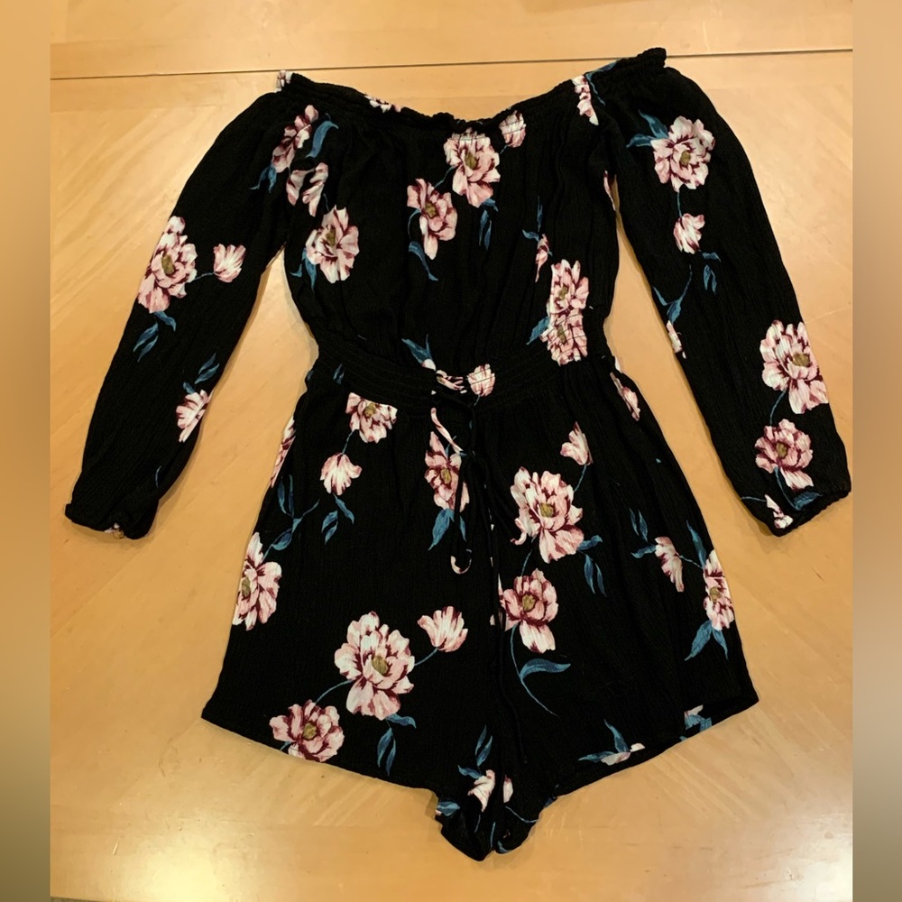 Woman’s Kendall and Kylie long sleeve floral romper size large